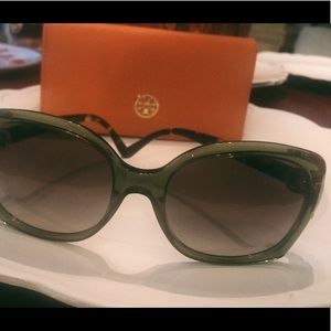 Tory Burch Green Sunglasses 🐆